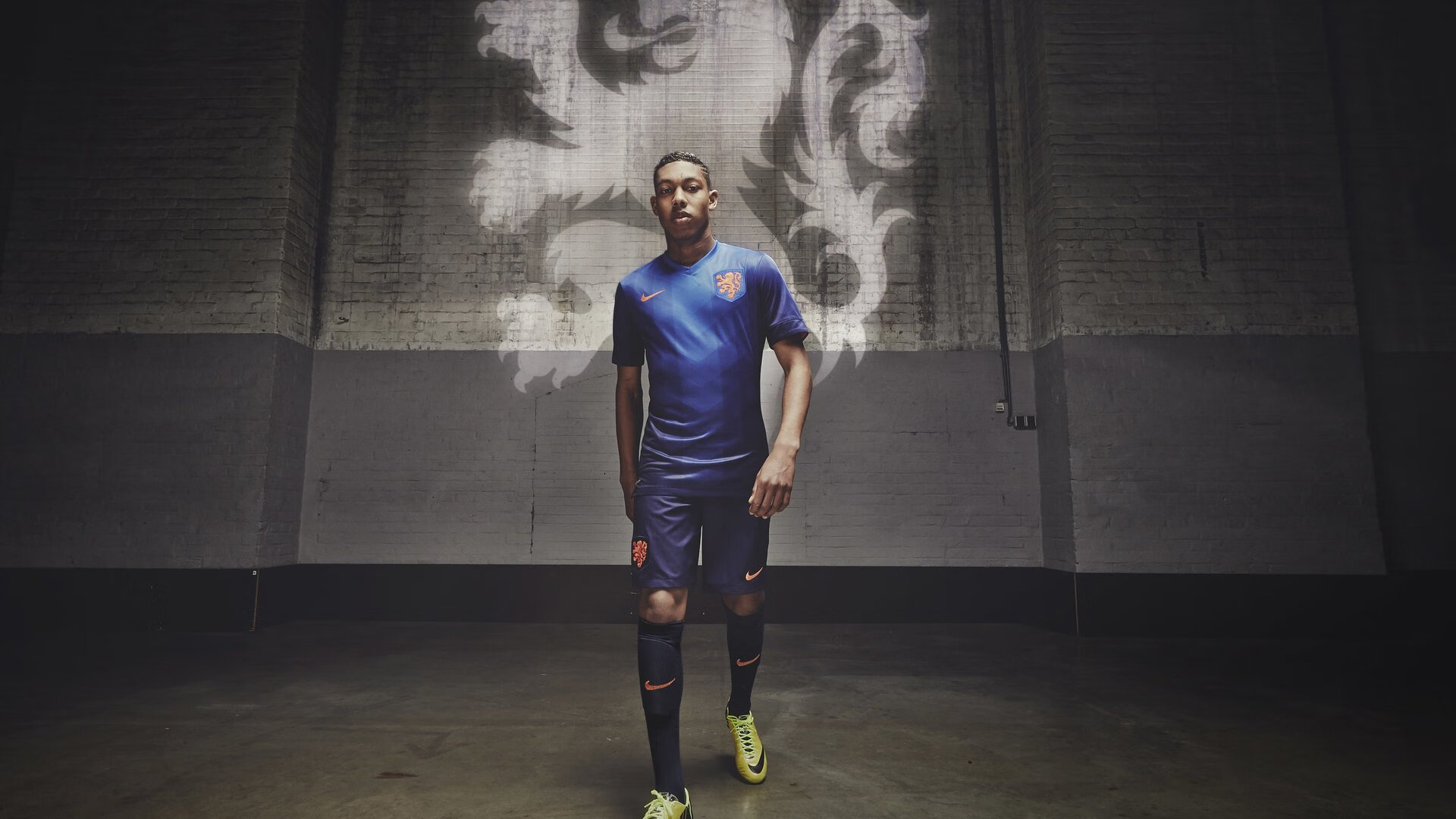 跨界合作:足球明星与时尚品牌的联名大片,足球明星代言